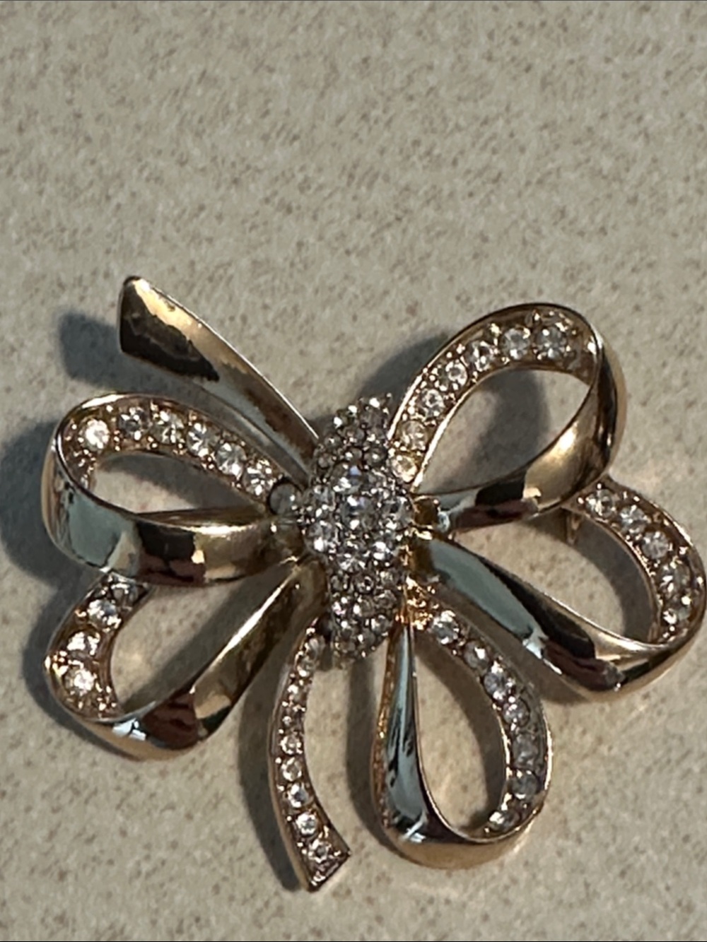 Gold tone Crystal rhinestone Bow Brooch no markings (844)